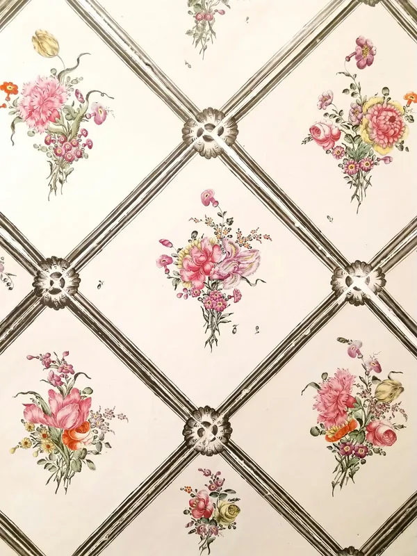 Bemalte Kacheln eines Kachelofens mit Blumenmuster